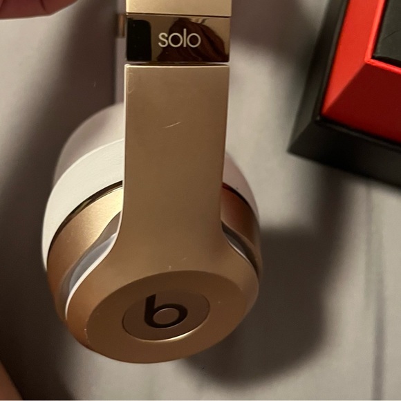 Beats Solo 3 Wireless Special Edition Gold Headphones - Picture 7 of 14